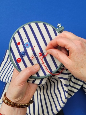 Visible mending T-shirts en sweaters